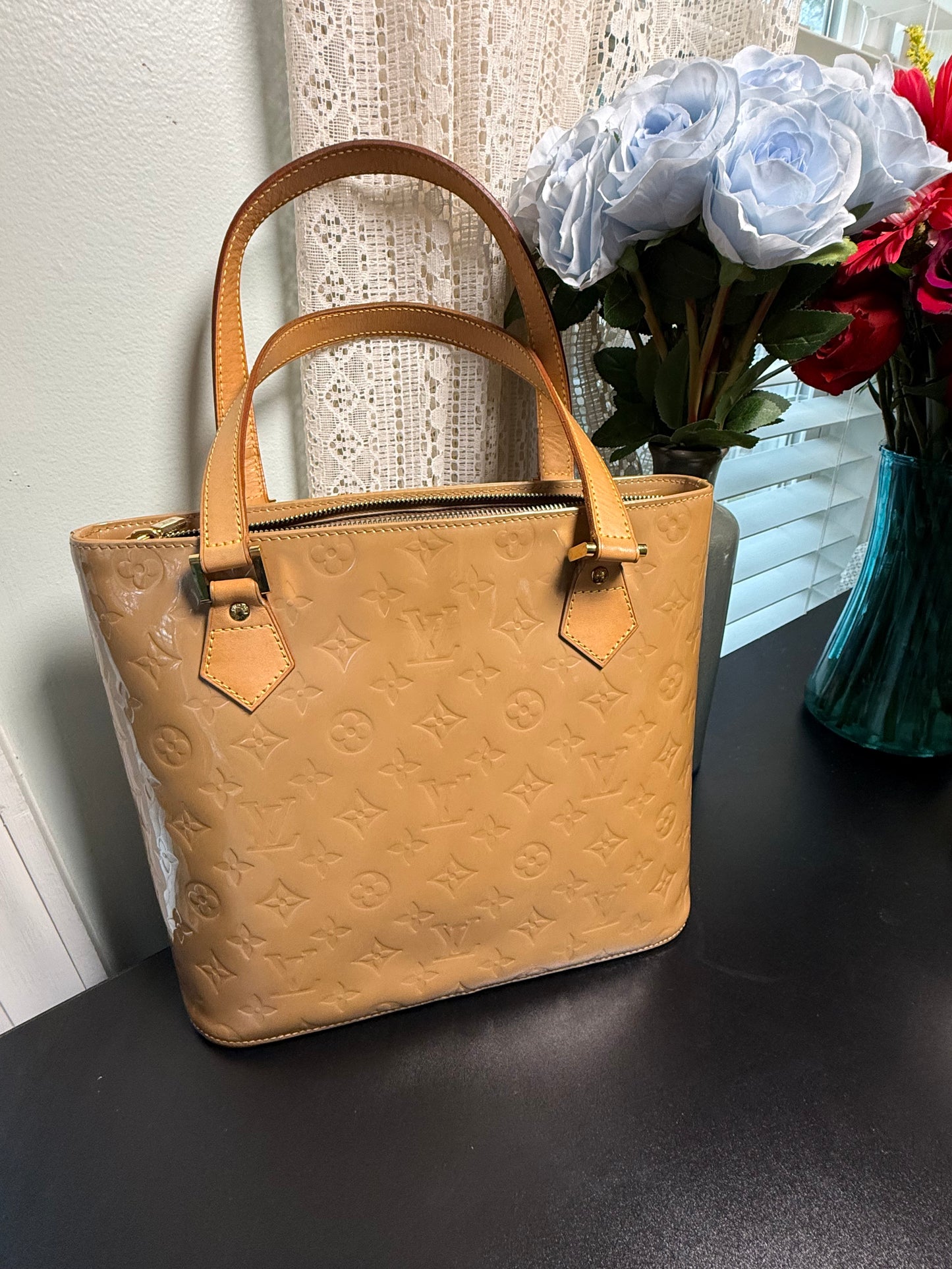 Louis Vuitton Houston Vernis Tote – Neutral Camel Beige
